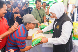 Khofifah Gelar Pasar Murah ke-118 di Magetan, Wujud Ekonomi Berkeadilan di Jatim