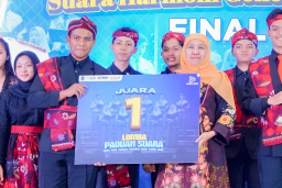 Khofifah Apresiasi Generasi Harmoni Jatim dalam Lomba Paduan Suara SMA/SMK 2025