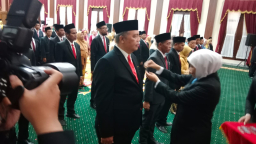 1.635 ASN Jatim Terima Satyalancana Karya Satya, Khofifah: Penghargaan Ini Simbol Integritas dan Loyalitas
