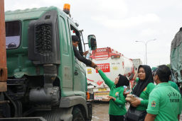 Pemprov Jateng Suplai Makanan ke Sopir Truk Terjebak Banjir Kaligawe