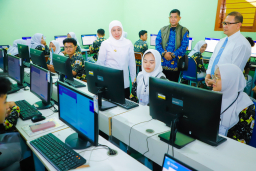 Khofifah Tinjau Gladi Bersih TKA, Tekankan Kestabilan Jaringan dan Mental Siswa