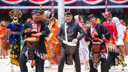 Kadindik Jatim Aries Agung Paewai Guncang Panggung Hari Jadi ke-80 Provinsi Jatim Lewat Kendang Jimbe
