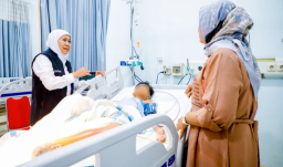 Khofifah Dampingi Santri Bertahan dari Reruntuhan: "Mereka Tidur, Lalu Bangun di Tengah Keajaiban"