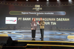 Konsisten Dukung Literasi & Inklusi Keuangan di Jawa Timur, Bank Jatim Sabet Penghargaan dari CNN Indonesia