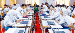 Khofifah Pastikan Pelaksanaan TKA Berjalan Lancar, Tekankan Pentingnya Standar Kompetensi Siswa Jatim