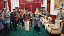 Khofifah Tawarkan Produk RTE Jatim untuk Jemaah Haji, Menhaj RI Sambut Positif