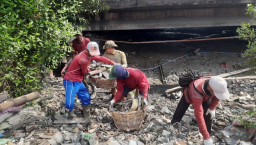Satgas DSDABM Siaga 24 Jam Atasi Banjir, Tapi Sampah Warga Masih Jadi Biang Utama Genangan Surabaya