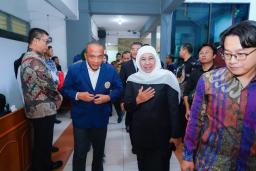 Khofifah Apresiasi Disertasi Kapolda Jabar Soal Polisi di Daerah Konflik