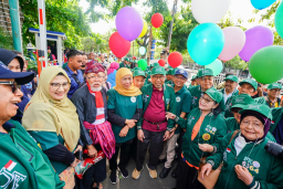 Khofifah Lepas Parade Defile Dies Natalis ke-71 UNAIR: “UNAIR Telah Membesarkan Kita Semua”