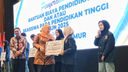 Pemprov Jatim Salurkan Bantuan Biaya Kuliah untuk Mahasiswa ITS dan UINSA