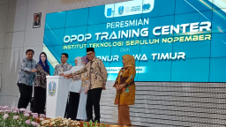 Khofifah Resmikan OPOP Training Center di ITS, Dorong Pesantren Naik Kelas Lewat Inovasi dan Teknologi
