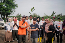 Pelajar Surabaya Jadi “Prajurit Mangrove”, Tanam 18 Ribu Bibit untuk Bentengi Pesisir
