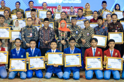 Khofifah: Teknologi Tak Gantikan Peran Guru
