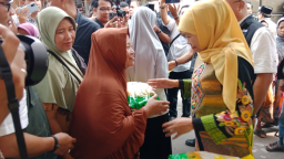 Khofifah Turun ke Simolawang Surabaya, Pasar Murah Jadi Ruang Harapan Warga