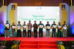 Disbun Jatim Anugerahkan Penghargaan bagi Jawara Inovasi Tembakau 2025