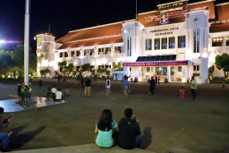 Taman Surya Balai Kota Surabaya Kembali Hidup, Air Mancur dan Musik Akustik Sambut Akhir Pekan Warga