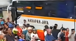 Bus Ngeblong Lampu Merah, Karambol Maut di Simpang Muning Kediri: Kendaraan Hancur, Rumah Warga Rusak Parah