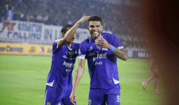 Gol Akhir Berguinho Antar PERSIB Kembali ke Puncak Klasemen