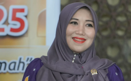 Konsisten Memakmurkan Masjid, Lia Istifhama Terima Penghargaan DMI Gresik