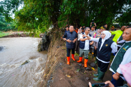 Khofifah Gerak Cepat Tangani Pascabanjir Situbondo, Irigasi Sawah Delapan Desa Dikebut Tiga Hari