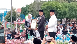 Pemprov Jatim Cetak Sejarah, Bukber 20 Ribu Warga di Masjid Al-Akbar Surabaya Raih Rekor MURI