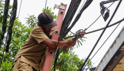 Pemkot Surabaya Tertibkan Kabel Semrawut di Jalan Adityawarman