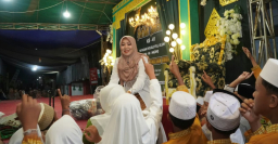 Sholawat Menggema, Ning Lia Kobarkan Semangat Santri Roudlotul Ulum