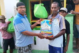 Tepati Janji! Gubernur Hendrik Lewerissa Salurkan 155 Paket Sembako Ramadan untuk Warga Negeri Kulur