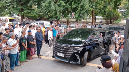 Dukungan Para Santri, Sholawat Mengiringi Kehadiran Khofifah di Tipikor Surabaya