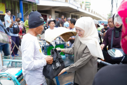 Sambut Ramadhan 1447 H, Khofifah Salurkan 290 Paket Sembako di Surabaya