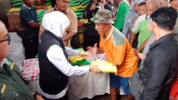 Khofifah Guyur Pasar Murah Jelang Ramadhan: Harga Ditekan, Daya Beli Diselamatkan