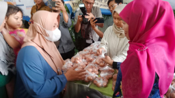 Pasar Murah ke-25 Pemprov Jatim, Khofifah Indar Parawansa Turun Langsung Jaga Stabilitas Harga di Surabaya