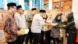 Hujan Tak Surutkan Semangat Berbagi, Sekretariat DPRD Jatim Bagikan 1.500 Paket Nasi Kotak dan Takjil di Bulan Ramadan