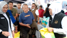 Gubernur Khofifah Indar Parawansa Tinjau Pasar Murah di Kalibaru, Tekankan Stabilitas Harga dan Pemberdayaan UKM Lokal