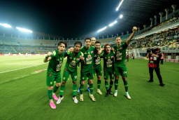 Persebaya Menyala di GBT, Satu Gol Gali Freitas Redam PSM