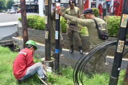Satpol PP Surabaya Tertibkan 18 Tiang Kabel FO Tak Berizin di Panjang Jiwo