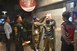 Satpol PP Surabaya Sita 32 Botol Miras, Dua Restoran Langgar SE Ramadan