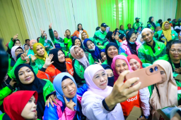 Khofifah Tutup Riyayan Lebaran dengan Silaturahmi 250 Ojol di Surabaya