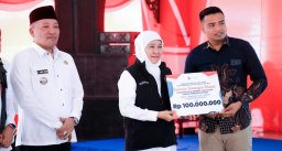 Sapa Bansos di Sampang, Khofifah Perkuat Bantalan Sosial dan Ekonomi di Bulan Ramadhan