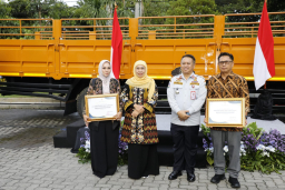 Pemprov Jatim Serahkan Truk Hasil Normalisasi, Khofifah Dorong Percepatan Menuju Zero ODOL 2027