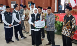 Sapa Bansos dan Amaliah Ramadan, Gubernur Khofifah Perkuat Perlindungan Sosial Warga Pamekasan