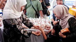 Gubernur Khofifah Tinjau Pasar Murah di Pamekasan, Upaya Tekan Inflasi dan Jaga Daya Beli Warga