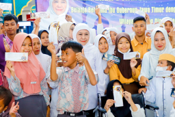 Khofifah Ajak 95 Siswa Berkebutuhan Khusus Belanja Lebaran di Madiun