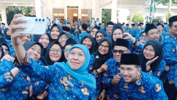 Khofifah Pimpin Apel ASN Pemprov Jatim, Tekankan Kesiapsiagaan Mudik dan Antisipasi Dampak Global
