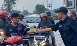 MAKI Jatim Bagikan 250 Paket Takjil untuk Pengendara di Juanda