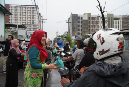 Mahasiswa STAI Taruna dan Senator Lia Istifhama Berbagi Takjil di Tengah Gerimis Sidoarjo