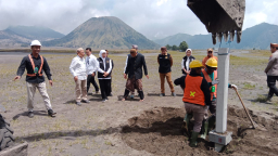 Groundbreaking Jalur Lingkar Kaldera Tengger Dimulai, Khofifah Dorong Wisata Bromo Berbasis Konservasi