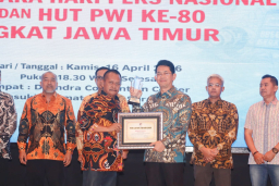 Sukses Lakukan Transformasi Perbankan, Dirut Bank Jatim Raih Penghargaan dari PWI Jawa Timur