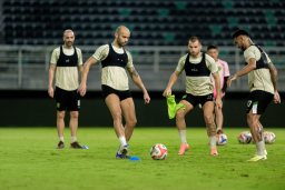 Waspada Derby Suramadu, Risto Minta Persebaya Tampil Total Lawan Madura United