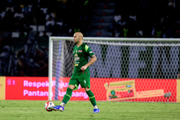 Bangkit dari Luka, Persebaya Petik Kemenangan Tipis di GBT